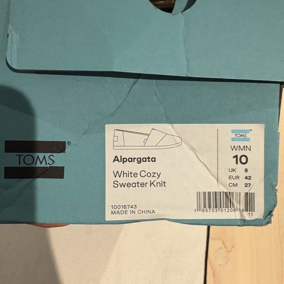 NEW IN BOX AND WITH TAG- Size 10 Woman’s - TOMS SWEATER KNIT STYLE shoes - Picture 7 of 7